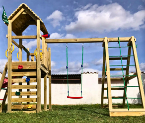 Aire de jeux en bois avec balançoire, filet d'escalade, échelle et toboggan dans une cour arrière